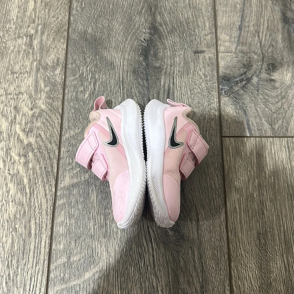 • Nike • Little Girls Star Runner Sneakers Velcro Pink & Black 4